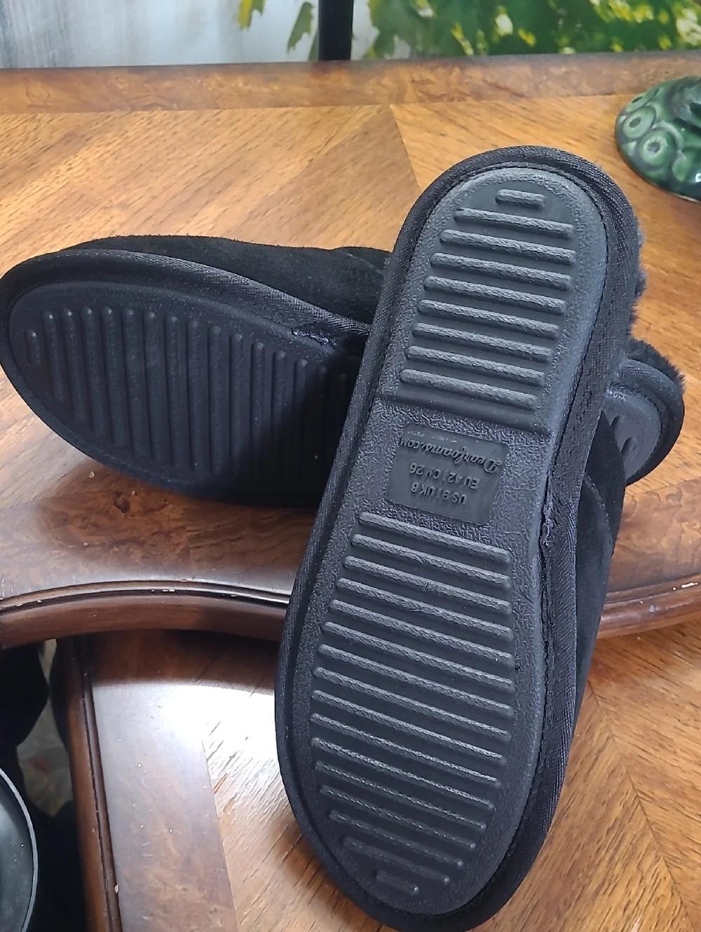 New with tag! Dearfoams Mens 9 Sleek Black Suede Cozy Shearling Slip On Slippers